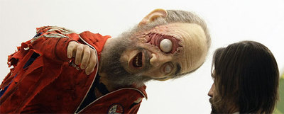 Un visitante contempla  Viva Fidel Zombie , del español Eugenio Merino.