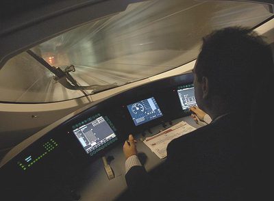 Un tren del AVE que hará el trayecto Madrid-Barcelona, durante una prueba el pasado lunes.