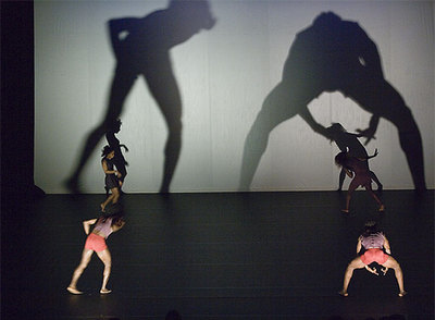 Imagen del espectáculo de danza  Clair de Lune  de la compañía Georges Momboye, en el Teatro Albéniz.