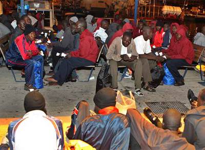 Llegan a Tenerife 131 inmigrantes tras ser rescatados en alta mar