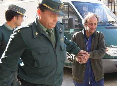 José Cabello, hermano de los dos asesinados, es conducido a los juzgados de Archidona (Málaga).