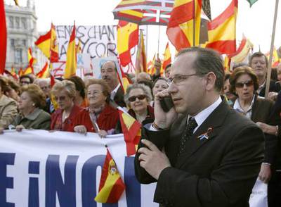 El presidente de la Asociación de Víctimas del Terrorismo, Francisco José Alcaraz (derecha), habla por teléfono durante la manifestación.