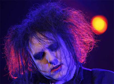 Robert Smith, durante la actuación de anoche en el Palacio de los Deportes.