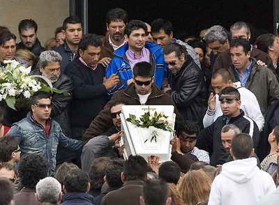 Entierro de Mari Luz, la niña de Huelva hallada muerta el pasado viernes. Detrás, de azul, el padre de la pequeña.
