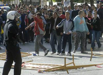 Vecinos que esperaban en la Audiencia Provincial de Huelva han derribado las vallas del cordón policial.