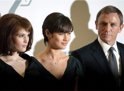 Daniel Craig ha presentado a sus compañeras de reparto en la próxima película de James Bond: la ucraniana Olga Kurylenko y la británica Gemma Arterton. Han posado en los estudios cinematográficos de Pinewood en Buckinghamshire, Reino Unido. Y han anunciado el título de la película, que será la número 22 de la saga:  Quantum of Solace .
