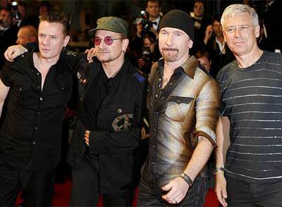 El grupo irlandés ha desfilado este sábado por la alfombra roja del Festival de Cine de Cannes, antes de actuar  para cientos de artistas y fans, y previamente al pase nocturno del  film  U23D , un filme sobre la última gira de la banda liderada por Bono.  U2 ha interpretado dos canciones,  Vertigo  y  Where the Streets  Have No Name 
