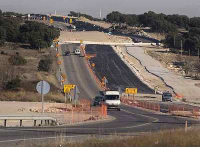 Un tramo en obras de la  carretera de los pantanos. 