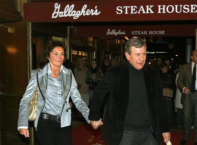 Cecilia Ciganer-Albéniz y Richard Attias se dirigen a ver el musical 'Mamma Mia'rnen Broadway, en Nueva York, horas antes de casarse.