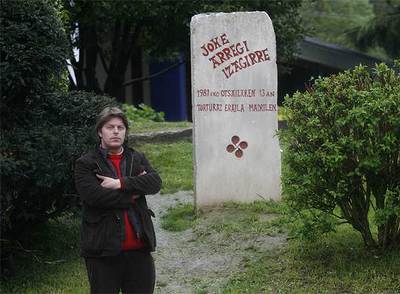 Raúl Vázquez posa ante el monolito dedicado a José Luis Geresta en una imagen de archivo.