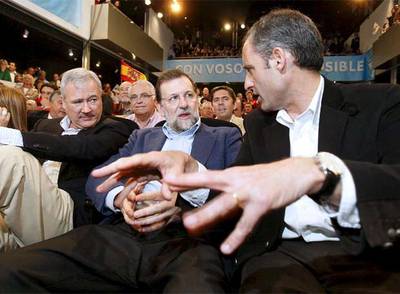 El presidente del PP, Mariano Rajoy, junto a los presidentes regionales de su partido en la Comunidad Valenciana, Francisco Camps y Murcia, Ramón Luis Valcárcel, en el acto celebrado en Elche.