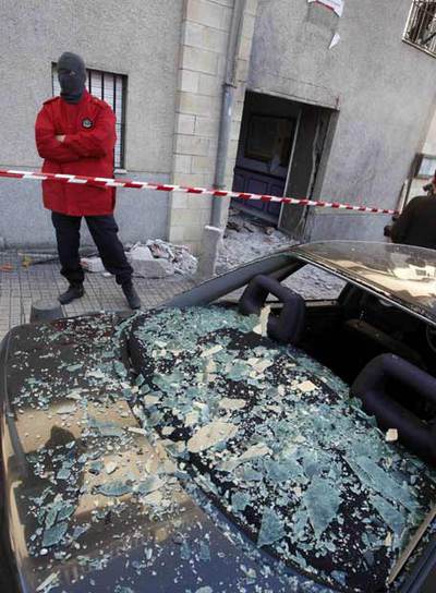 Estado en que ha quedado la sede socialista de Elgoibar tras la explosión de la bomba que ETA ha colocado esta madrugada