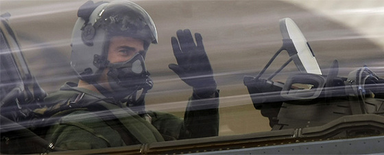 Don Felipe saluda montado en el  Eurofighter .