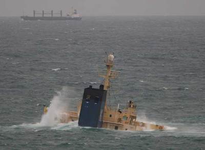 Parte de la popa del  New Flame , que era la única zona del buque que aún permanecía a flote ayer.