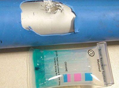 La cocaína encontrada dentro de una tabla de surf.