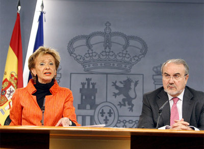 Los dos vicepresidentes del Gobierno, María Teresa Fernández de la Vega y Pedro Solbes, en la rueda de prensa posterior al Consejo de Ministros.