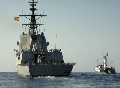 La fragata española Méndez Núñez escolta al barco atunero 'Playa de Bakio' rumbo a las islas Seychelles