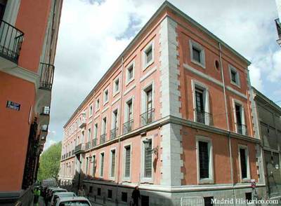 Fachada del convento, construido por el arquitecto Ventura Rodríguez en 1735 como sede del Consejo Supremo de la Inquisición.