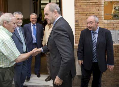 Manuel Chaves, en el centro, saluda a su llegada a la sede de UGT-A