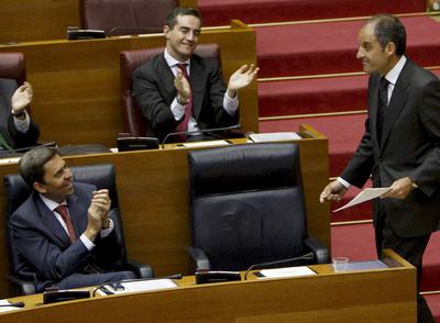 Francisco Camps es aplaudido en la sesión de control de esta mañana