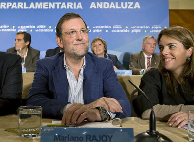 El presidente del PP, Mariano Rajoy, y la portavoz del partido en el Congreso, Soraya Sáenz de Santamaría, hoy en la reunión del partido en Sevilla.