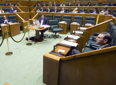 El  lehandakari , Juan José Ibarretxe, durante el pleno en que se ha aprobado la resolución de apoyo a las  mociones éticas .