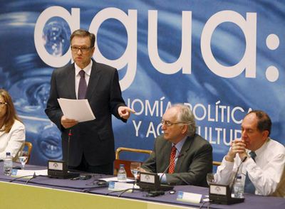 El presidente de Aragón, Marcelino Iglesias (en pie, a la izquierda), interviene en la inauguración de unas jornadas sobre el agua el pasado lunes en Zaragoza.