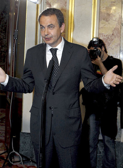 El presidente del Gobierno, José Luis Rodríguez Zapatero, en la rueda de prensa ofrecida esta tarde en el Congreso.