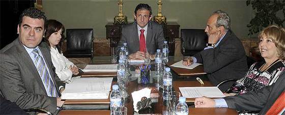 Mestre y Gómez Montoya, durante la reunión para analizar los hechos ocurridos la madrugada del sábado en los alrededores de La Cubierta.