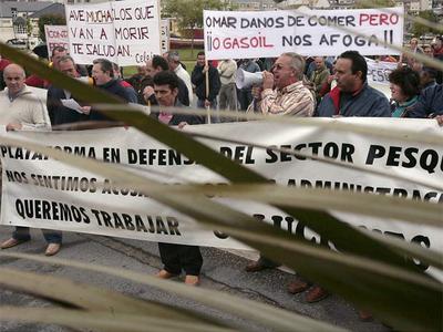Armadores gallegos se concentra ante la delegación de pesca de Celeiro en Viveiro (Lugo).