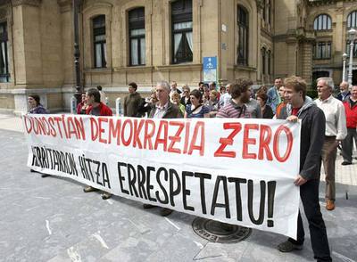 Una treintena de miembros de la izquierda 'abertzale' concentrados frente al Ayuntamiento de San Sebastián de que a algunos de ellos les expulsaran del pleno.