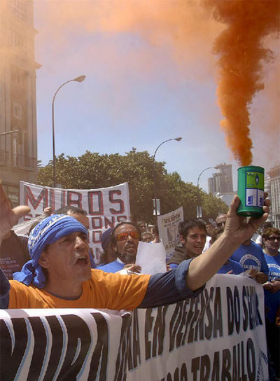 Alrededor de 1.000 personas se manifiestan contra la subida del precio de los carburante.