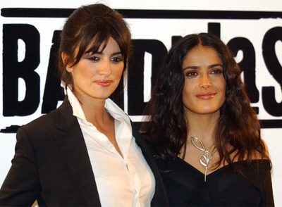 Penélope Cruz (izquierda) y Salma Hayek, durante la presentación de  Bandidas  en Ciudad de México.
