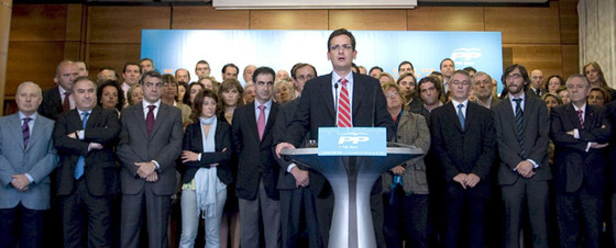 El popular Antonio Basagoiti, en el centro, durante su intervención en el acto en el que ha sido presentado oficialmente como candidato a presidir el PP vasco, puesto en el que sustituirá a María San Gil.