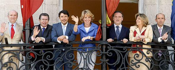 Esperanza Aguirre posa en la foto de familia, tras la reunión del Consejo de Gobierno de la Comunidad.