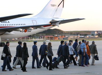 Los 26 tripulantes del pesquero vasco, que estuvo secuestrado en Somalia, llegan a Torrejón de Ardoz (Madrid).