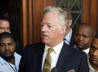 Mark Thatcher, hijo de la ex primera ministra británica, se ha casado en una discreta ceremonia civil celebrada en Gibraltar, a la que asistieron sólo tres amigos. Thatcher, de 54 años, contrajo matrimonio con Sarah Russell, hermana de una vizcondesa británica, el pasado jueves después de tres años de noviazgo. El hijo de la 