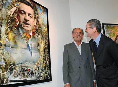 Pal Sarkozy y Alberto Ruiz Gallardon observan uno de los cuadros, con el presidente francés de protagonista, en la muestra  Out of Mind .