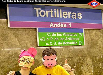 Dos miembros del colectivo posan con su  obra  en el Metro.