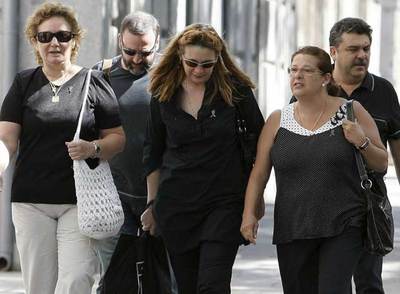 Pilar Manjón, acompañada por otros familiares de víctimas del 11-M, a su llegada hoy al Tribunal Supremo