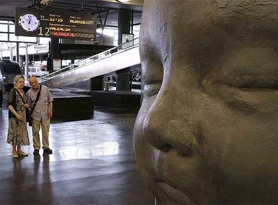 El artista observa con su mujer la  Noche .