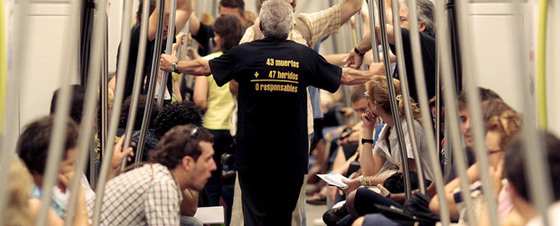 Un miembro de la Asociación de Víctimas del Metro del 3 de Julio realiza el viaje de la línea 1 de Metrovalencia durante el homenaje a los fallecidos y supervivientes.