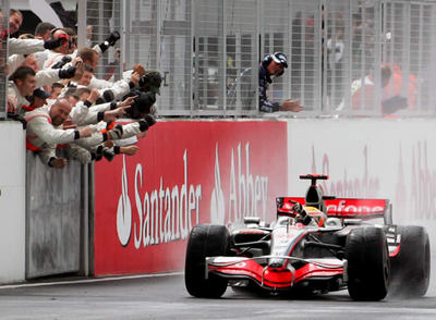 El piloto británico de Fórmula 1 del equipo McLaren Mercedes, Lewis Hamilton, celebra la victoria conseguida en el Gran Premio de Gran Bretaña.