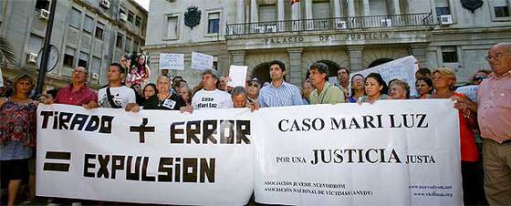 Juan José Cortés, durante la concentración de protesta celebrada hoy ante los juzgados de Sevilla.