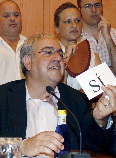 El concejal del PSPV-PSOE Juan Collado vota 
