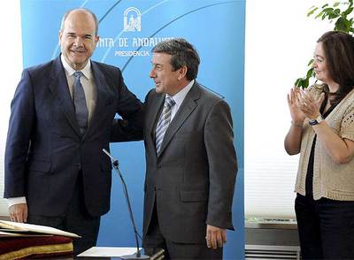 Luis García Garrido, junto a Manuel Chaves, tras prometer su cargo en sustitución de María del Mar Moreno.