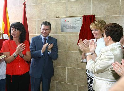 Esperanza Aguirre y Francisco Granados, durante la inauguración de la piscina de Alpedrete.