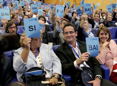La presidenta del PP de Guipúzcoa, María José Usandizaga, el del PP vizcaíno, Antonio Basagoiti, y la secretaria general del PP, María Dolores de Cospedal, de (izqda. a dcha.), en el Congreso regional iniciado hoy en Bilbao.