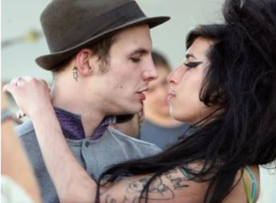 Amy Winehouse seguirá visitando a su marido en la cárcel