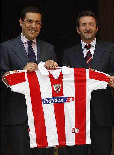 Fernando García Macua y Josu Jon Imaz sostienen la nueva camiseta del club.